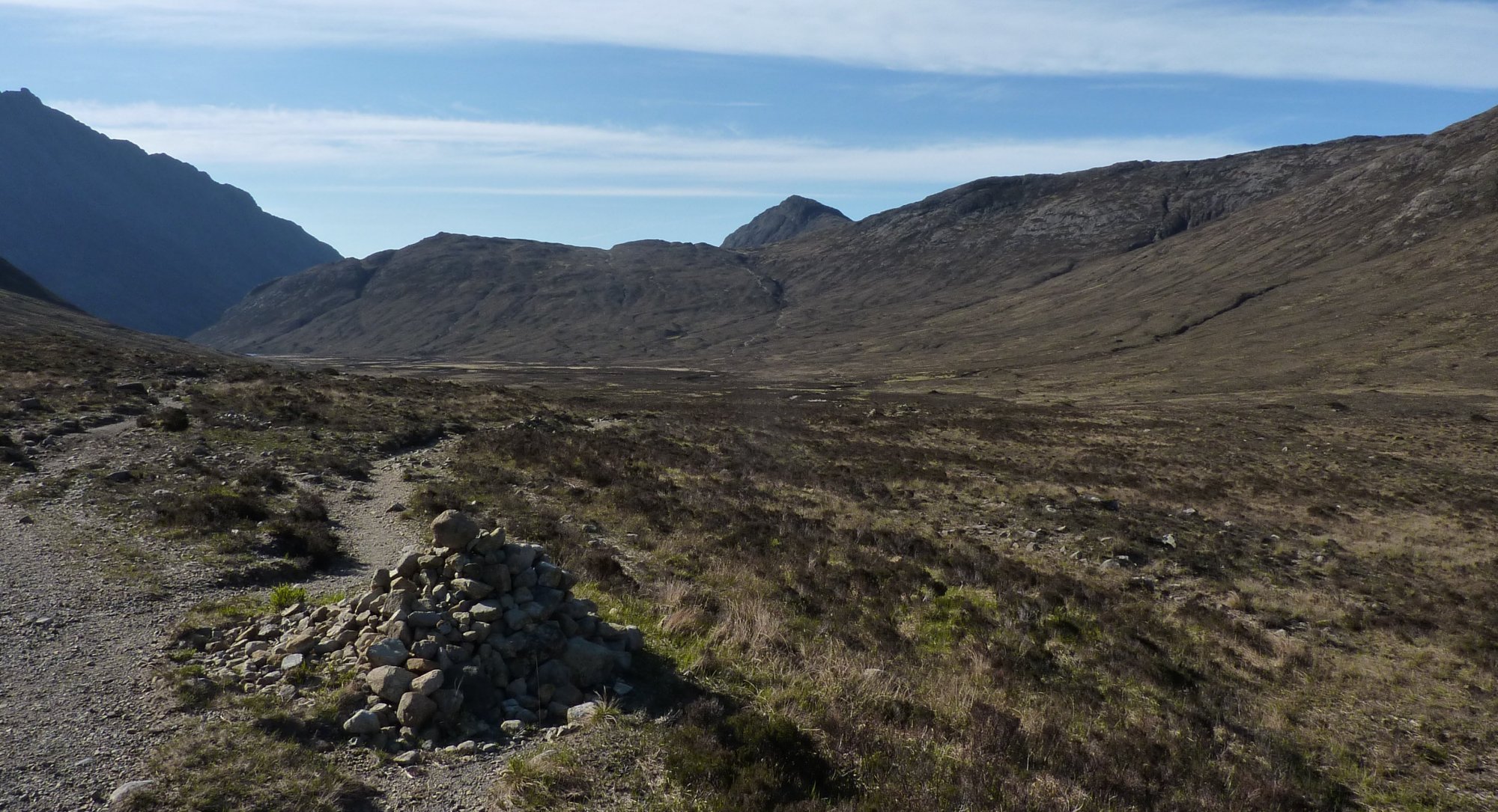 The 'decision cairn', left for the easy route, right means I have to take the Bad Step - I go left